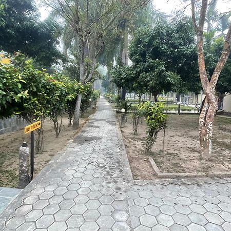 Chitwan Riverside Resort Sauraha Eksteriør billede
