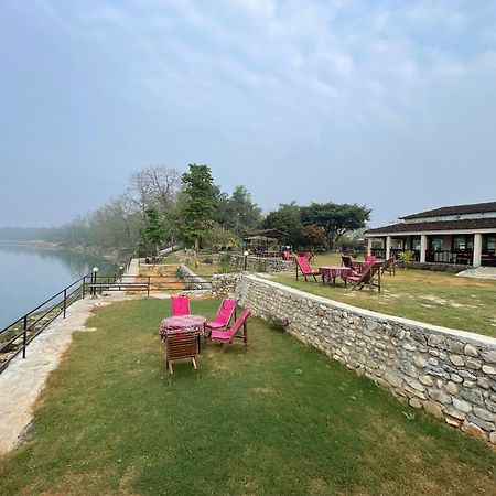 Chitwan Riverside Resort Sauraha Eksteriør billede