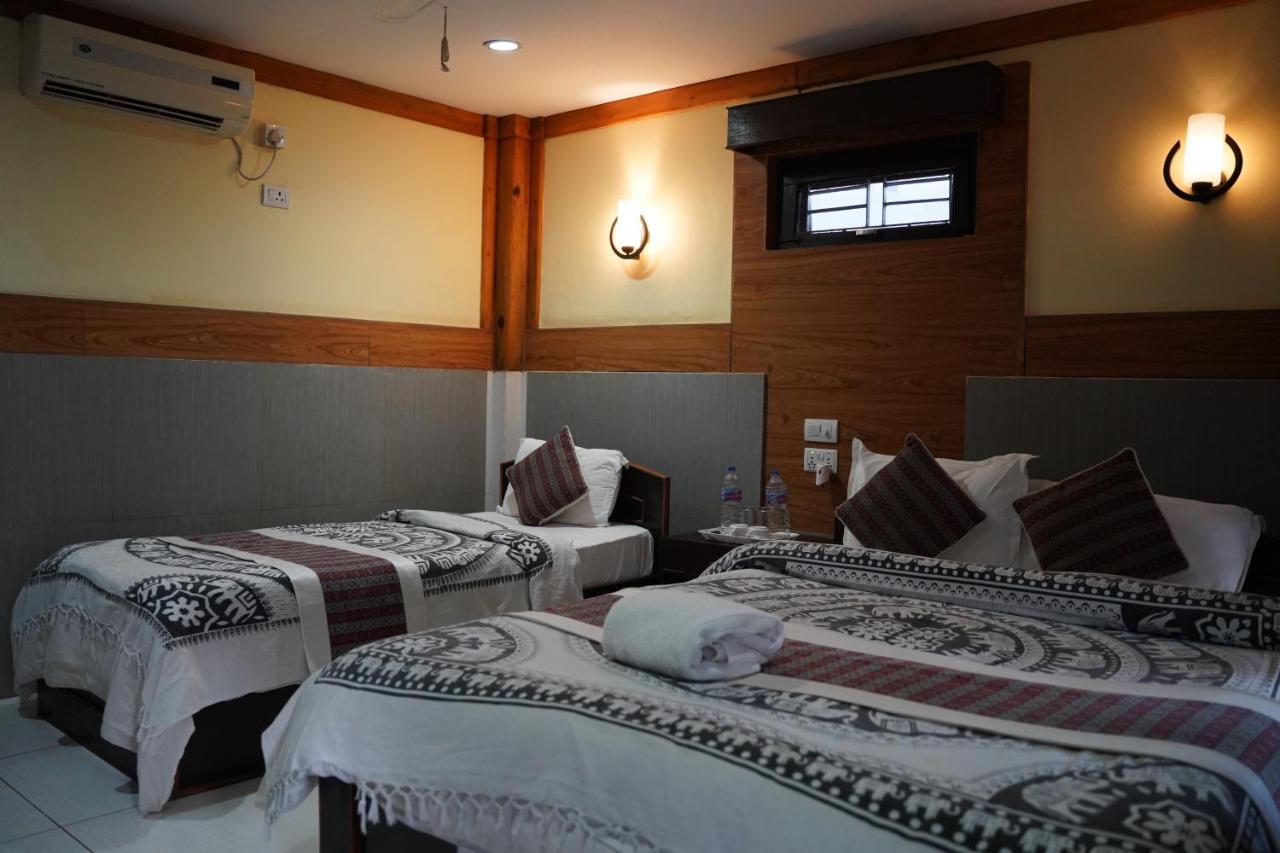 Chitwan Riverside Resort Sauraha Eksteriør billede