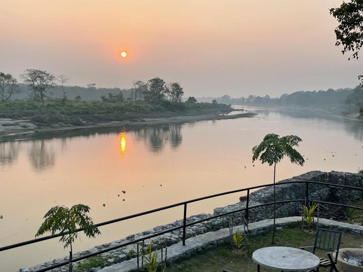 Chitwan Riverside Resort Sauraha Eksteriør billede