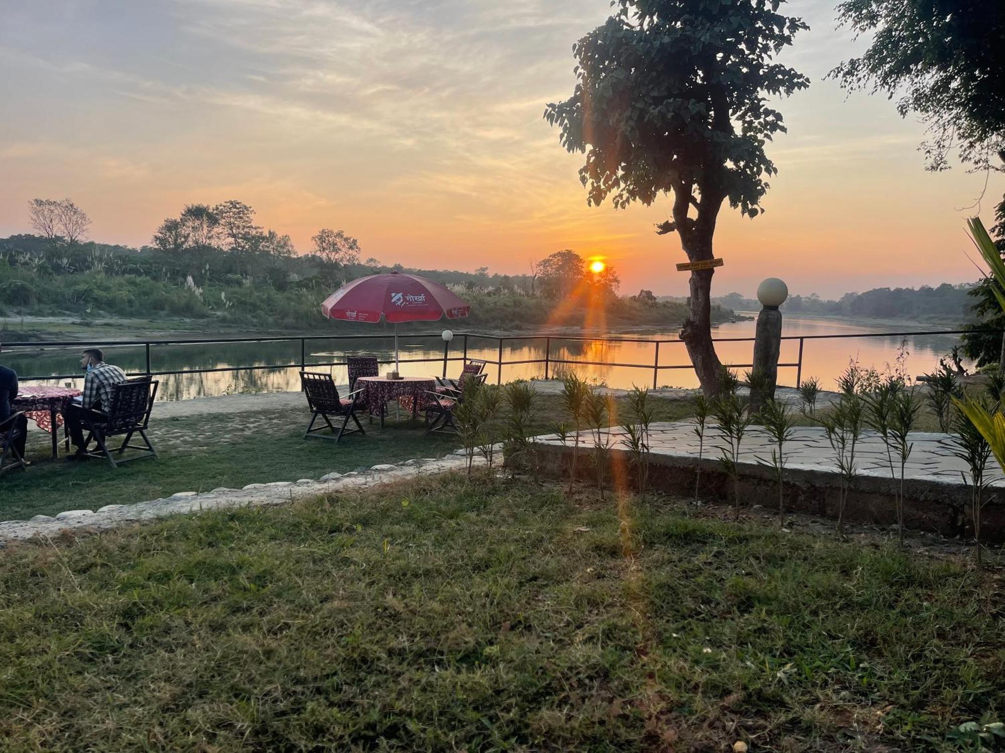 Chitwan Riverside Resort Sauraha Eksteriør billede