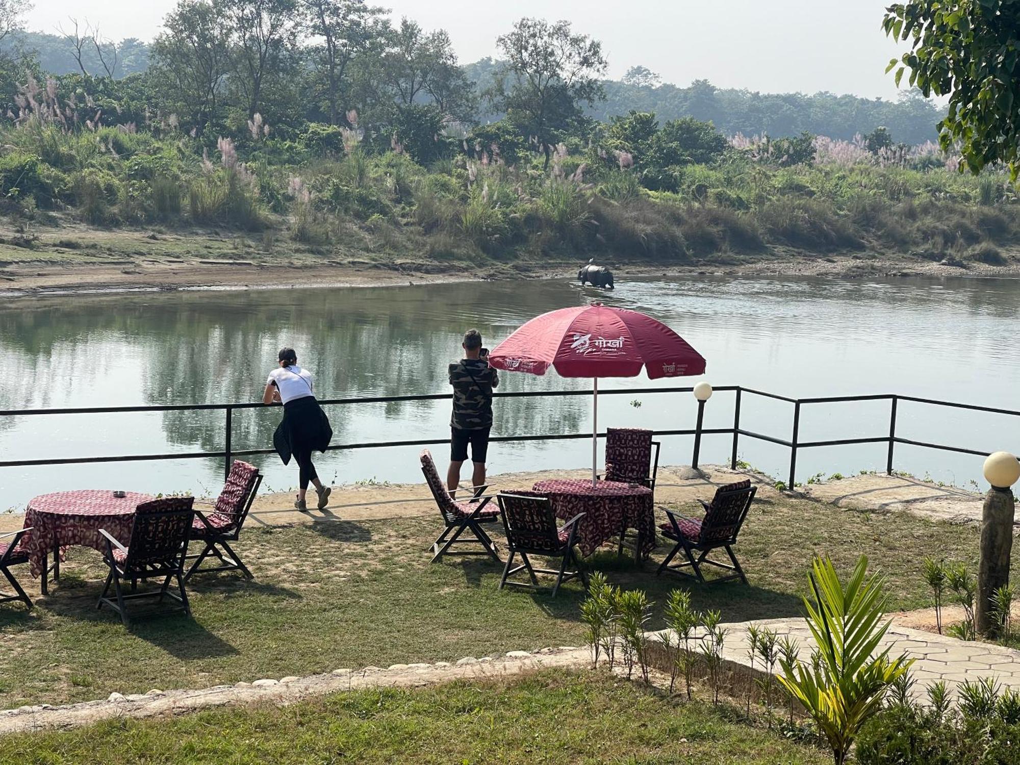 Chitwan Riverside Resort Sauraha Eksteriør billede