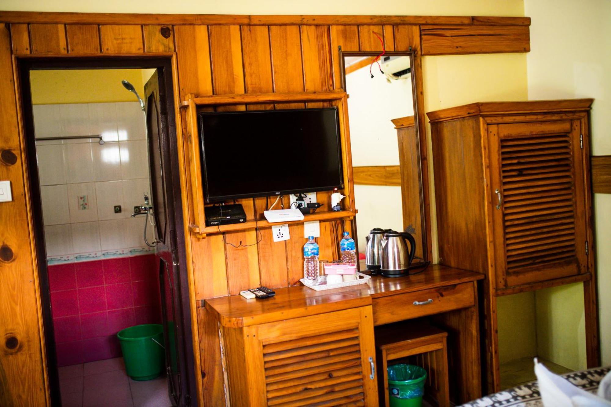 Chitwan Riverside Resort Sauraha Eksteriør billede