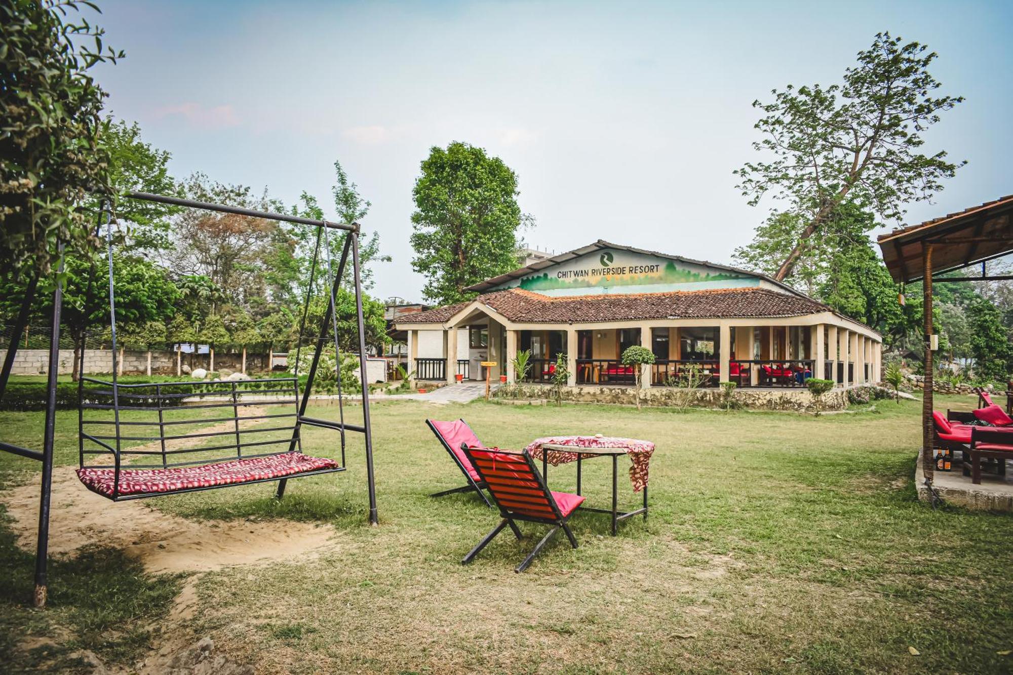 Chitwan Riverside Resort Sauraha Eksteriør billede