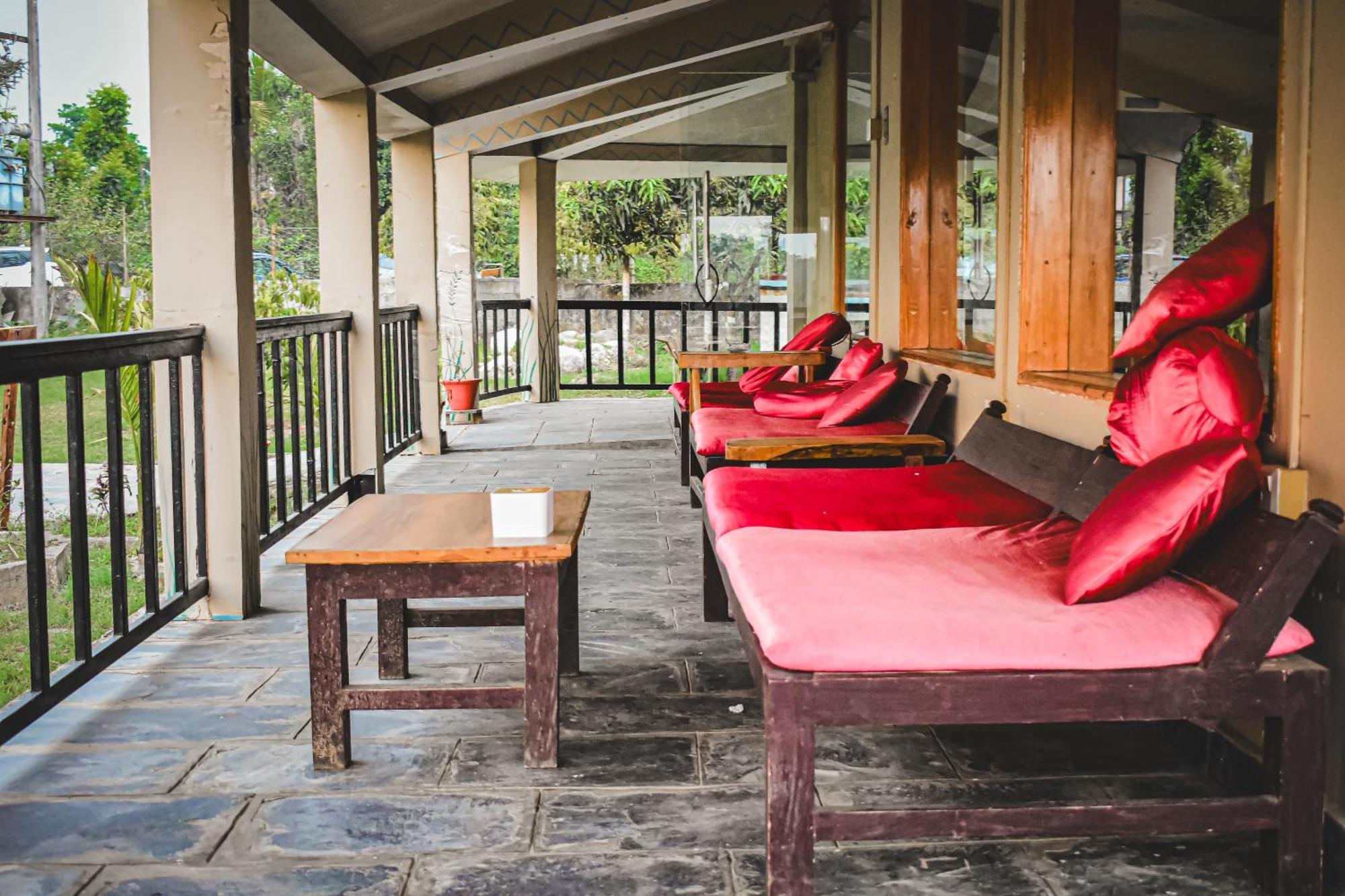 Chitwan Riverside Resort Sauraha Eksteriør billede