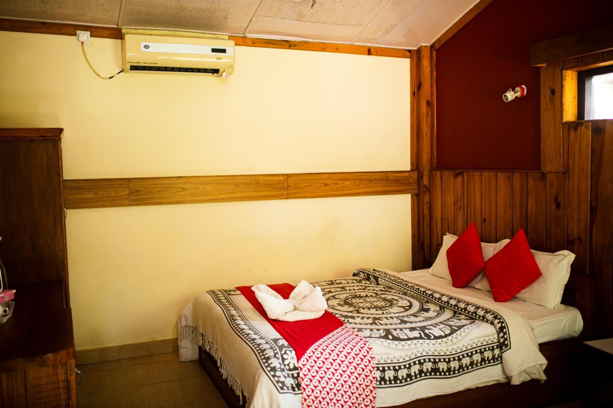 Chitwan Riverside Resort Sauraha Eksteriør billede