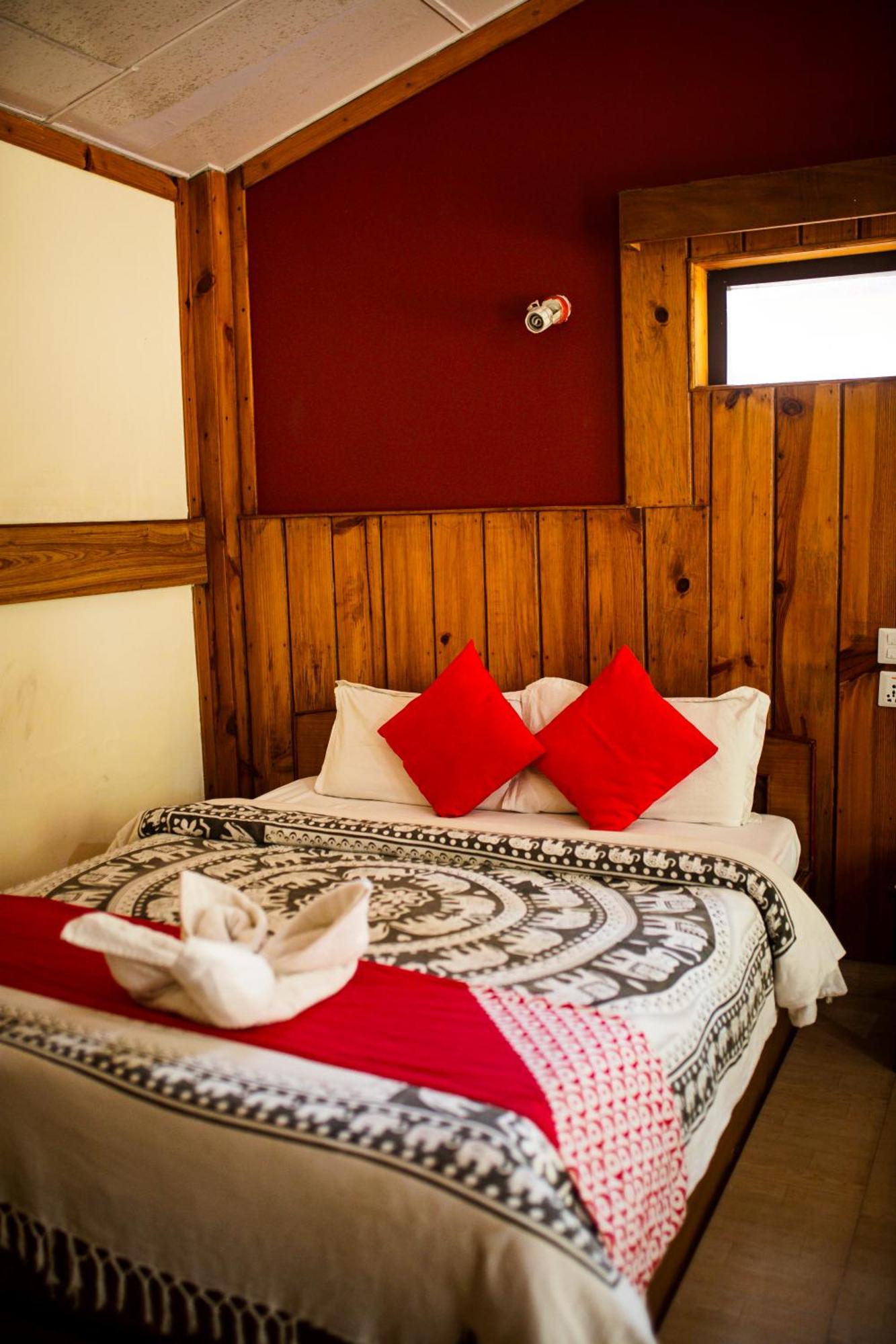 Chitwan Riverside Resort Sauraha Eksteriør billede