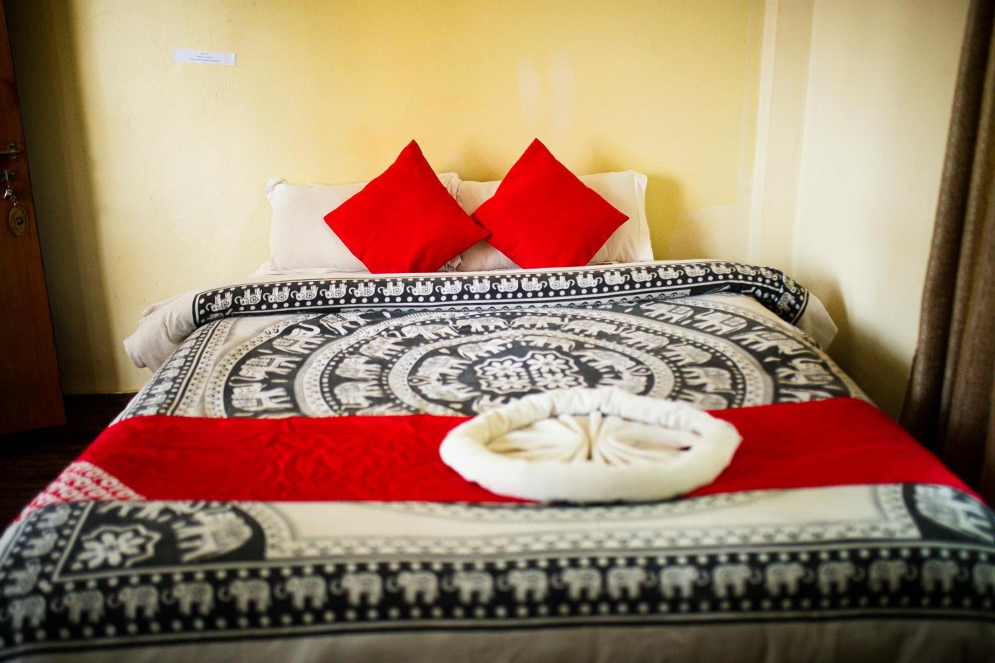 Chitwan Riverside Resort Sauraha Eksteriør billede