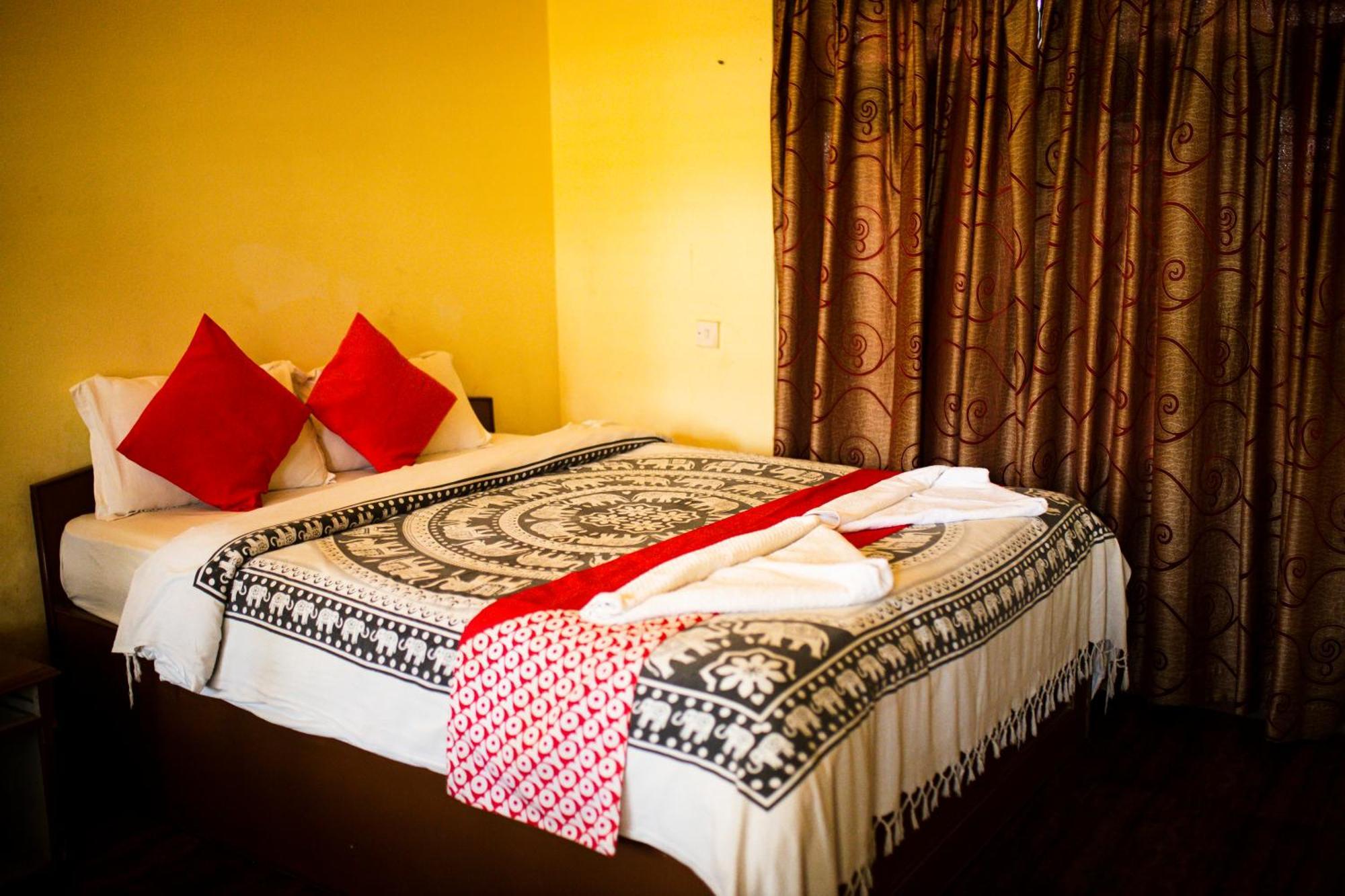 Chitwan Riverside Resort Sauraha Eksteriør billede