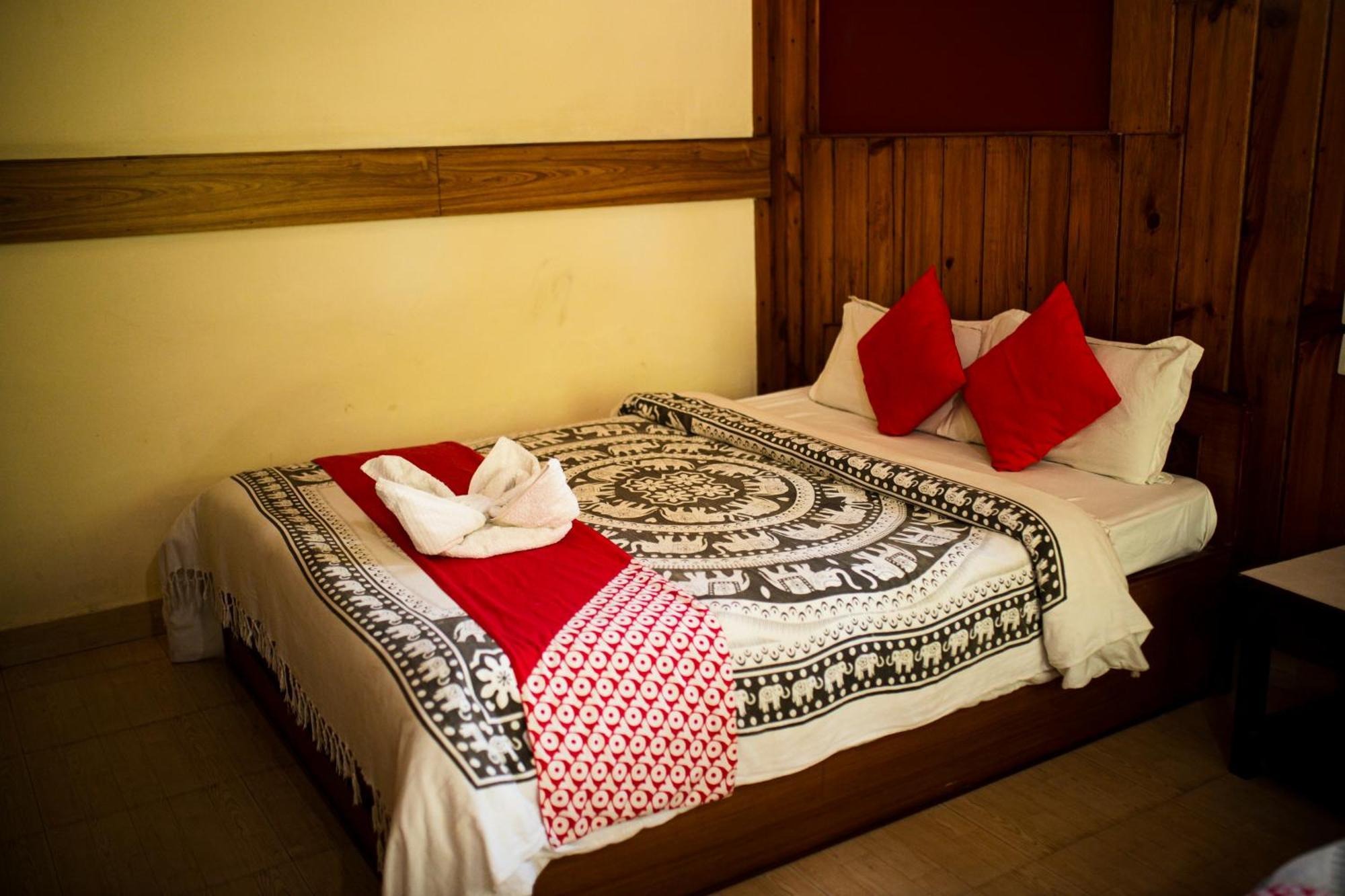 Chitwan Riverside Resort Sauraha Eksteriør billede