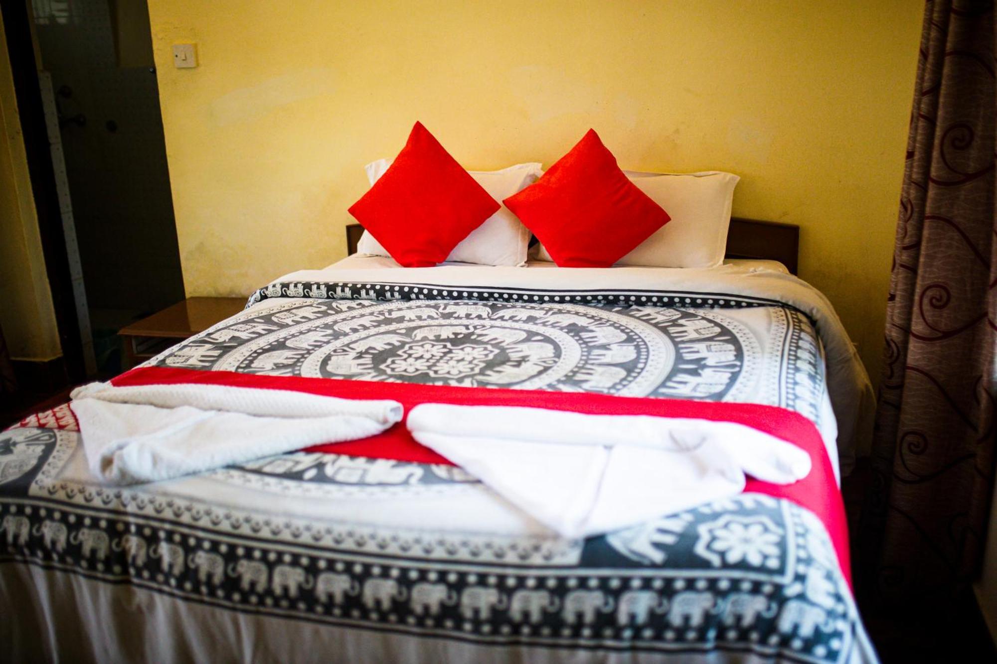 Chitwan Riverside Resort Sauraha Eksteriør billede