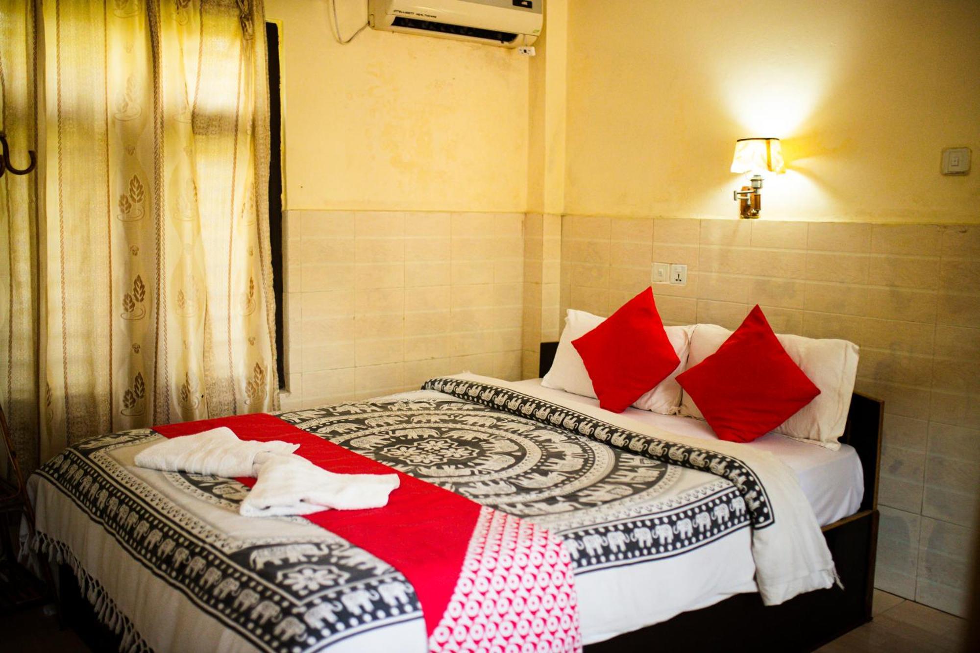 Chitwan Riverside Resort Sauraha Eksteriør billede