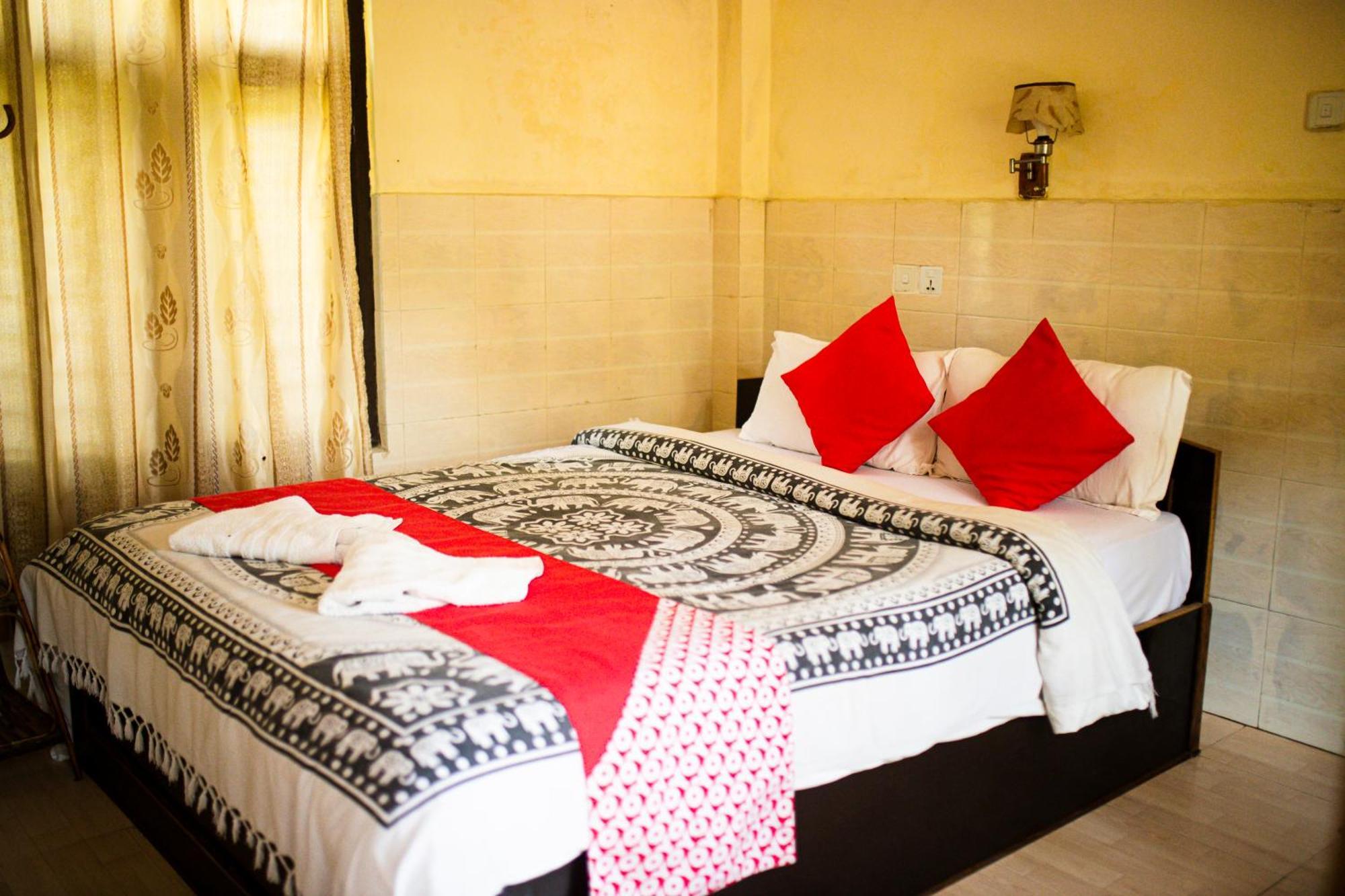 Chitwan Riverside Resort Sauraha Eksteriør billede