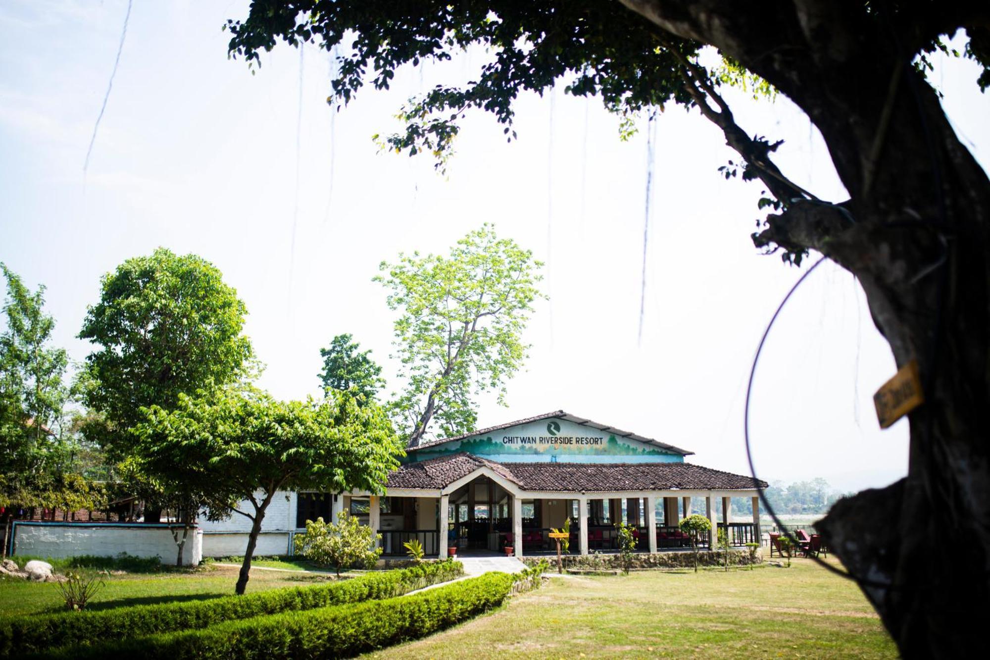 Chitwan Riverside Resort Sauraha Eksteriør billede