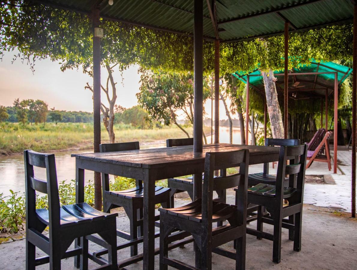 Chitwan Riverside Resort Sauraha Eksteriør billede