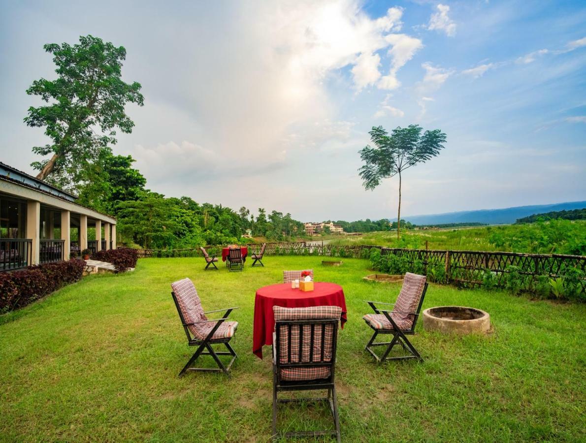Chitwan Riverside Resort Sauraha Eksteriør billede