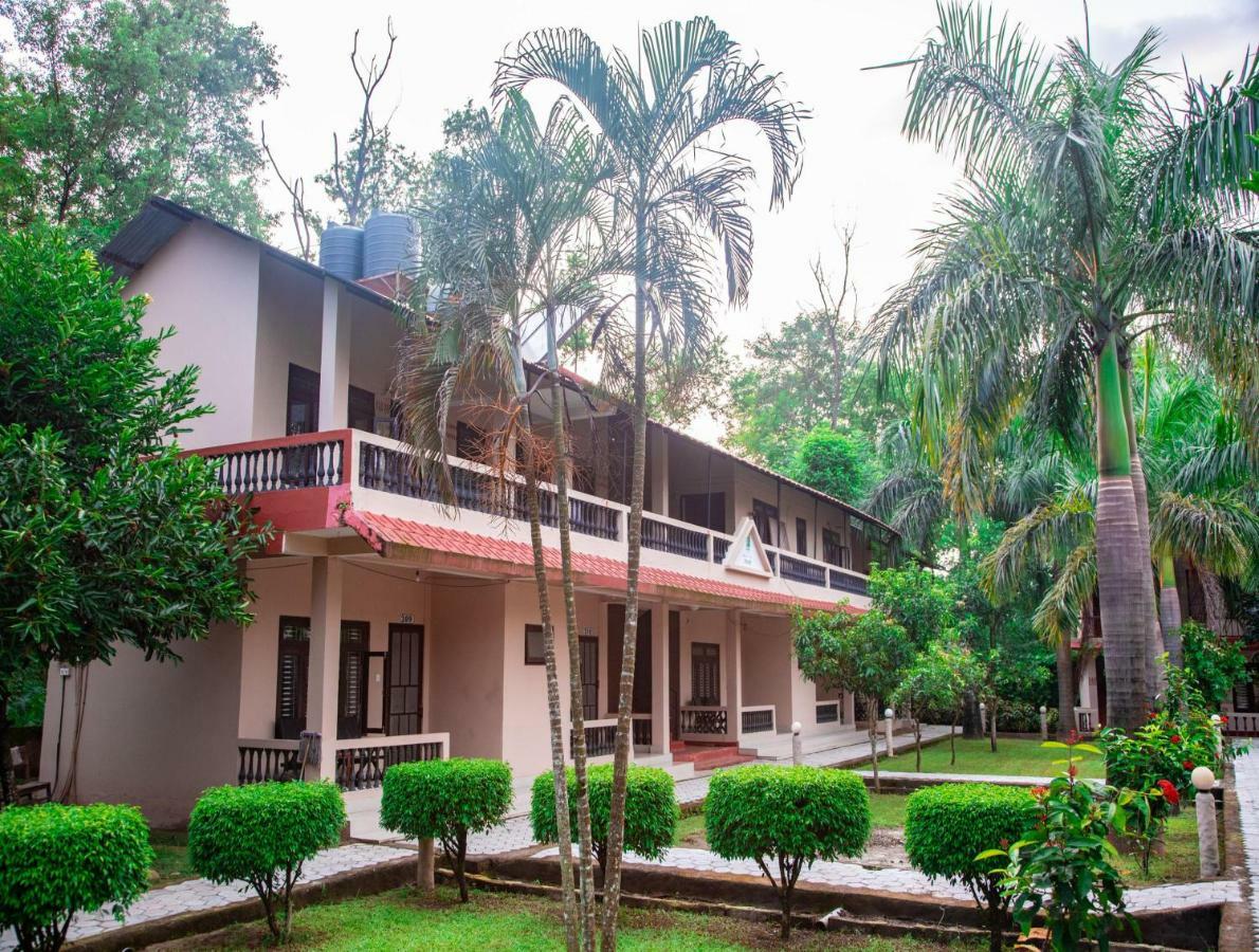 Chitwan Riverside Resort Sauraha Eksteriør billede