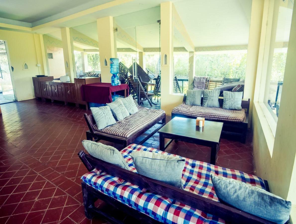 Chitwan Riverside Resort Sauraha Eksteriør billede