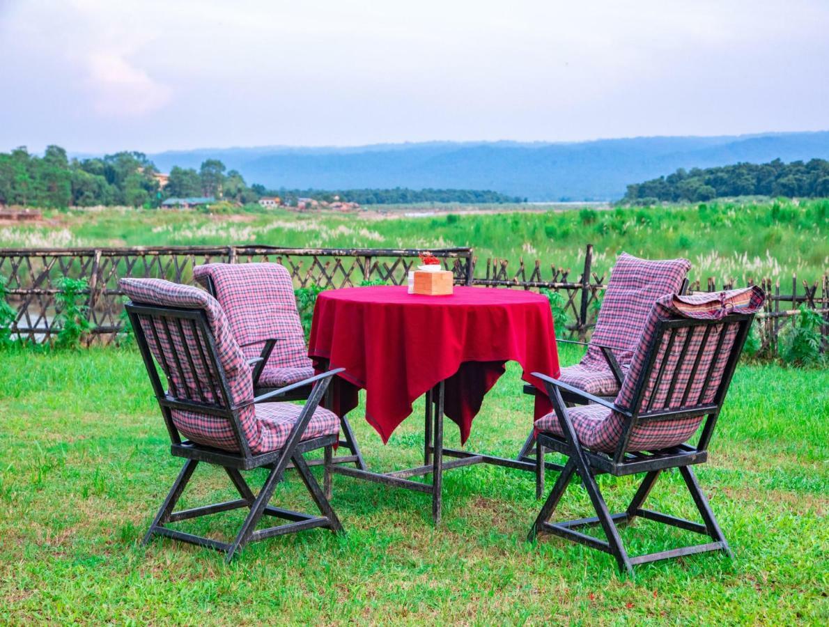 Chitwan Riverside Resort Sauraha Eksteriør billede