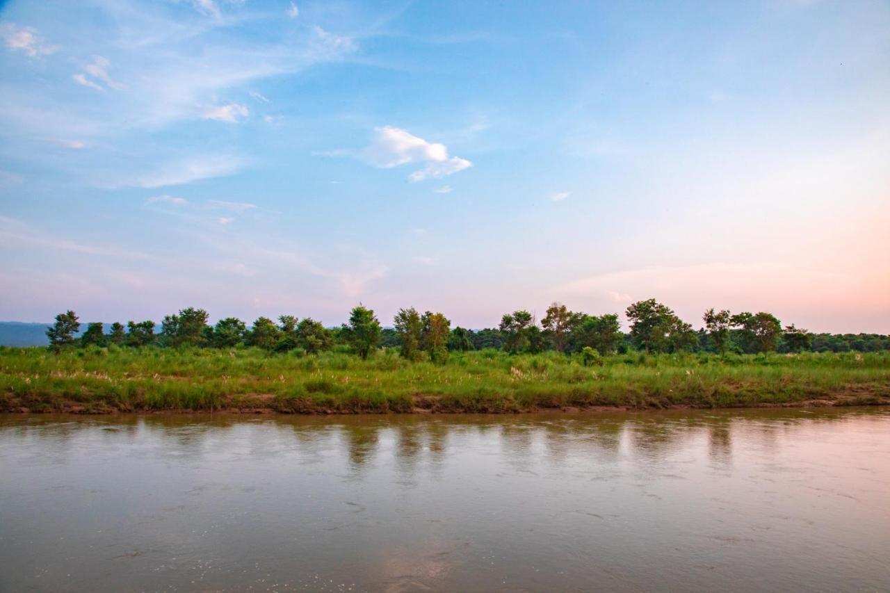 Chitwan Riverside Resort Sauraha Eksteriør billede